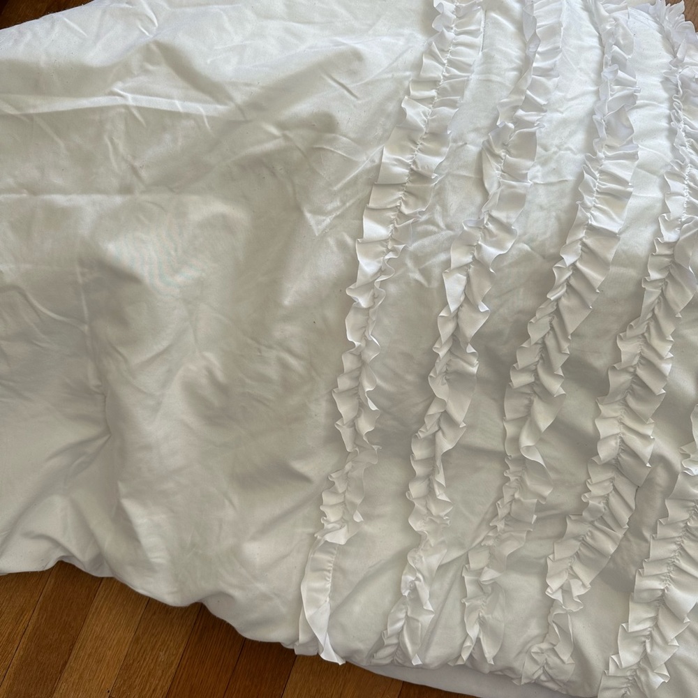 Twin Size White ruffle comforter Cynthia Rowley